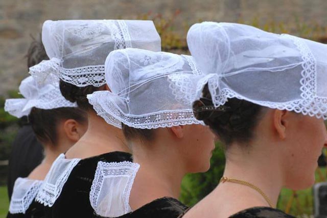 Traditionelle Kopfbedeckungen aus der Bretagne