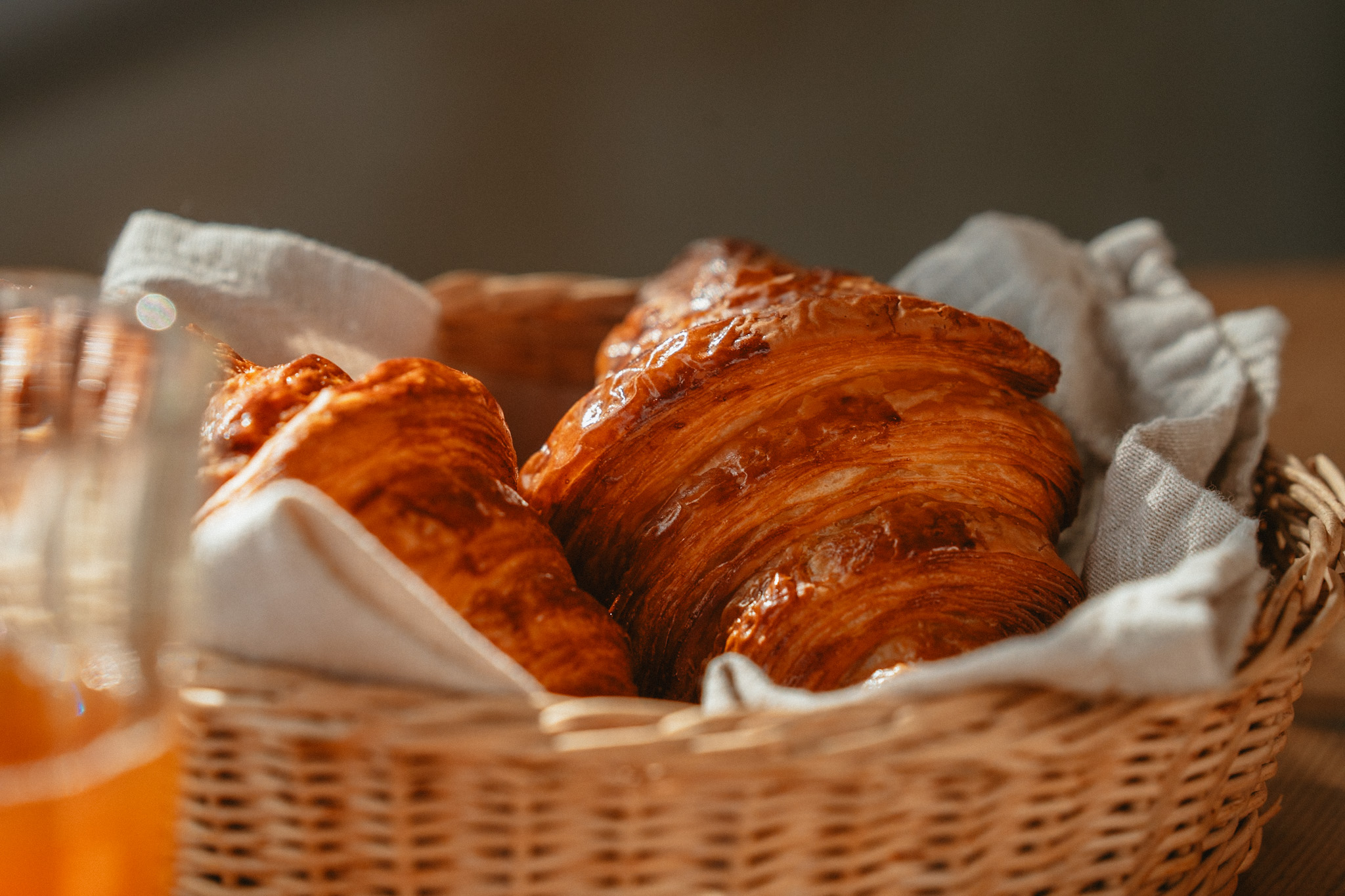 Breakfast service basket