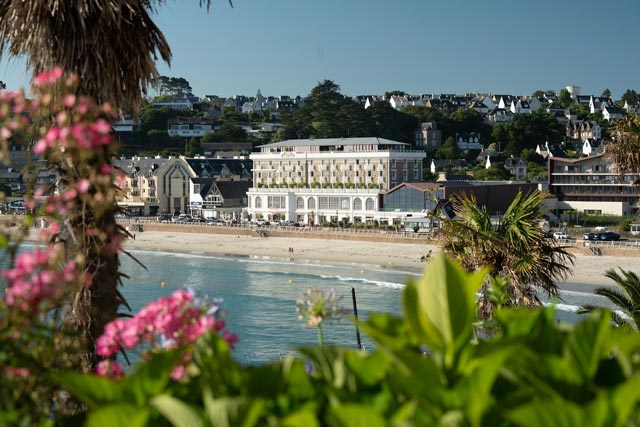 La résidence des nos gîtes vue de la thalasso Roz Marine